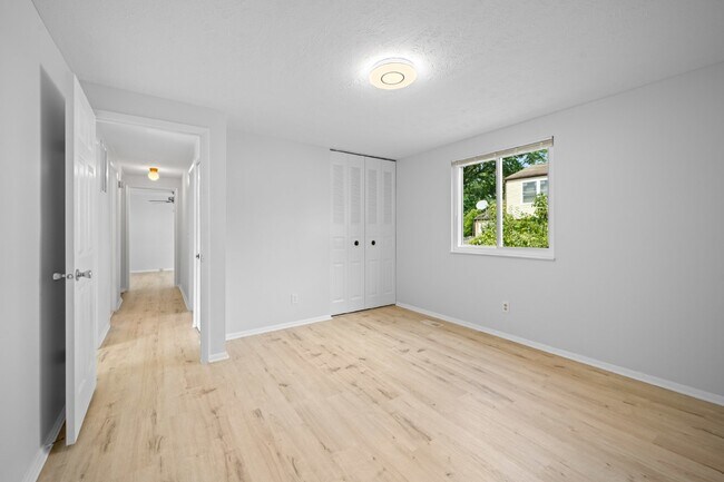 Building Photo - Discover Your Dream Home: Modern Comfort M...