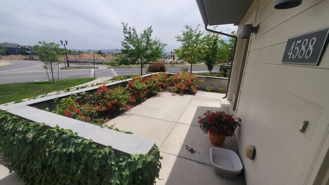 Building Photo - 2 Master Suites Townhome 2 Car Garage