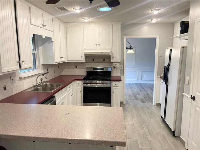 Building Photo - 2956 Spring Lake Dr