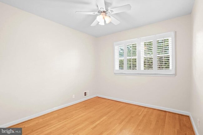 Building Photo - 1415 Mayflower Dr