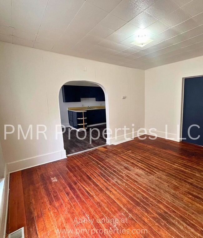 Building Photo - 2 Bedroom/ 1 Bathroom House