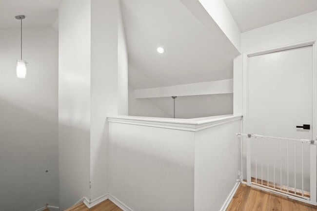 Building Photo - 512 Eberhart Ln