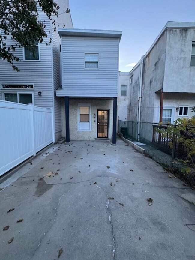 Building Photo - Looking for spacious house check this one out.