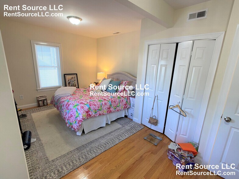 Building Photo - 537 Main St