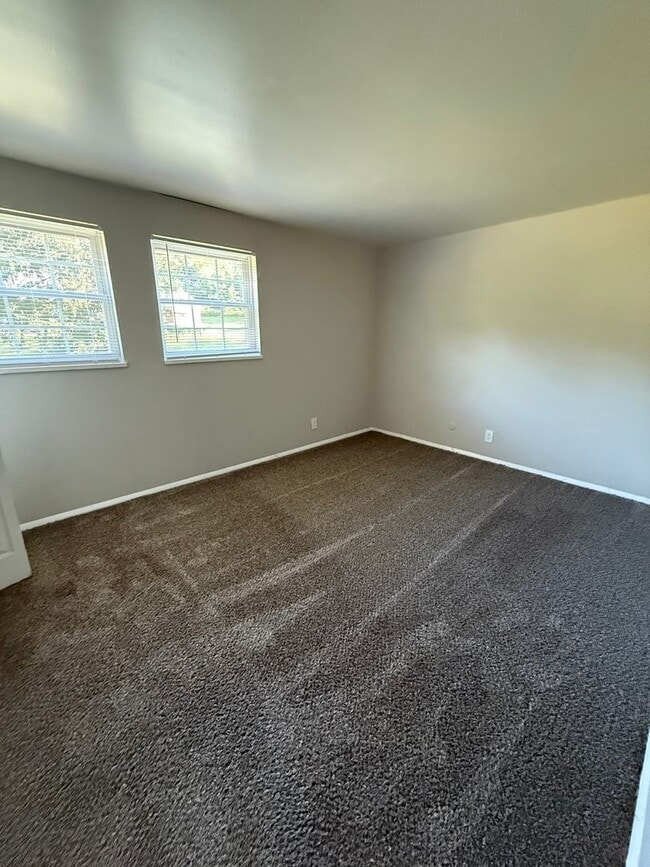 Building Photo - 4807 Lakeside Dr