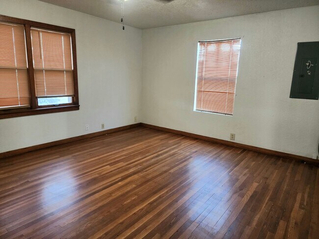 Building Photo - Country Living Home