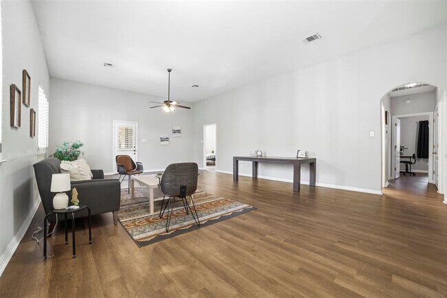 Primary Photo - 409 E Austin Ave