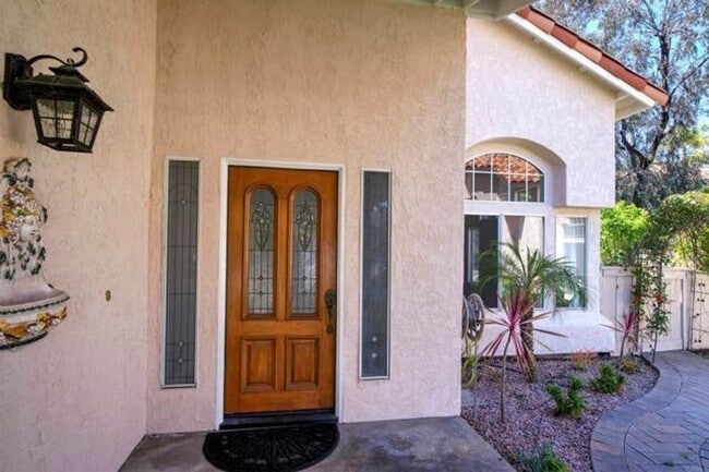 Building Photo - Beautiful 4Br/2.5Ba Home With Private Yard...