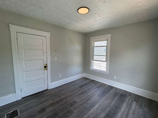 Building Photo - Comfortable & Convenient West Side Living