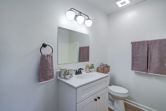 Building Photo - Completely Renovated 3 Bedroom Belmont Townhome Available Now!