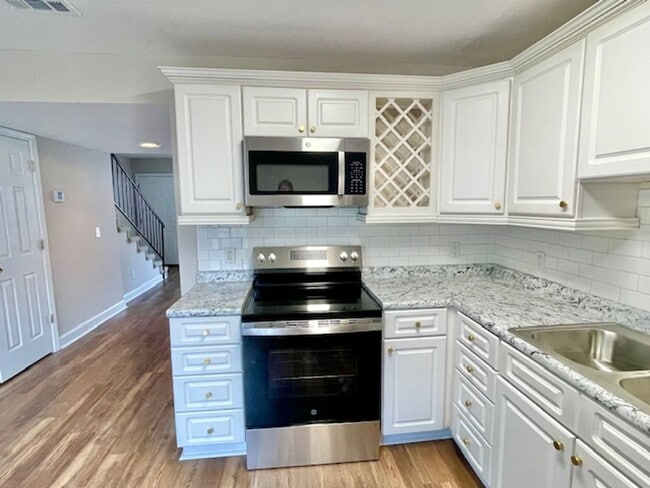 Building Photo - 2 Bedroom 2 Bath Townhome