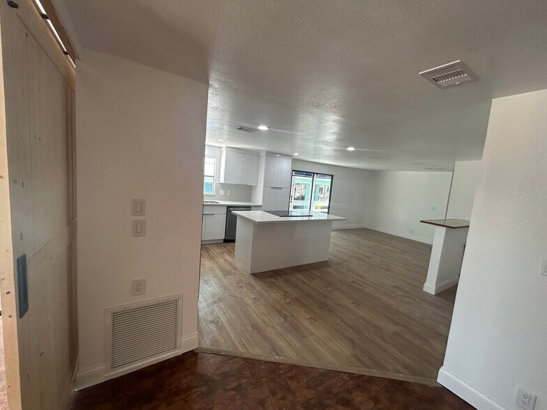 Building Photo - 320 Little Miss Muffett Ln
