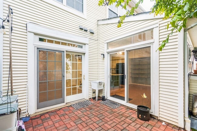 Building Photo - Bright & Spacious 3BR Townhome with Garage...