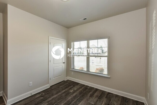 Building Photo - 4 Bedroom Pet-Friendly Home in Huntsville, AL with Main Street Renewal