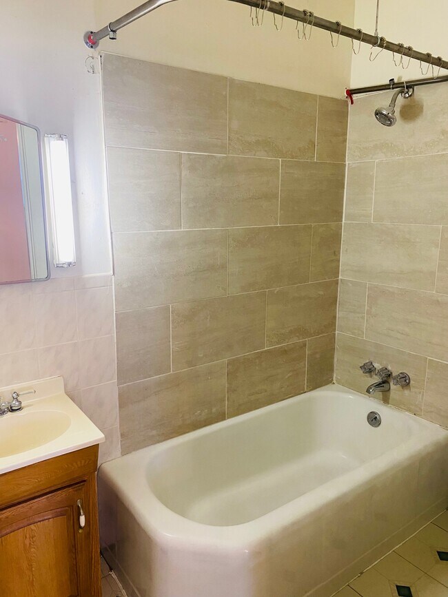 Building Photo - 882 Corinthian Ave