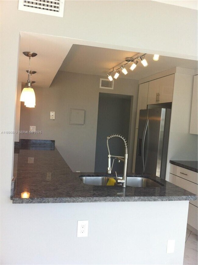 Building Photo - 16558 NE 26th Ave