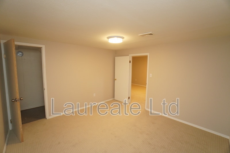 Building Photo - 2268 W Maplewood Ave