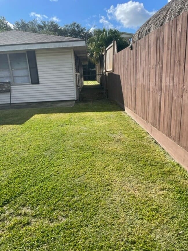 Building Photo - Mid April Move In