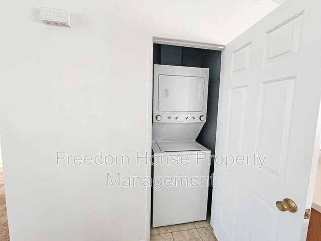 Building Photo - 2321 E Calvada Blvd