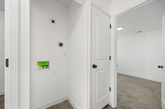 Building Photo - 2853-2855 CHOCTAW AVE