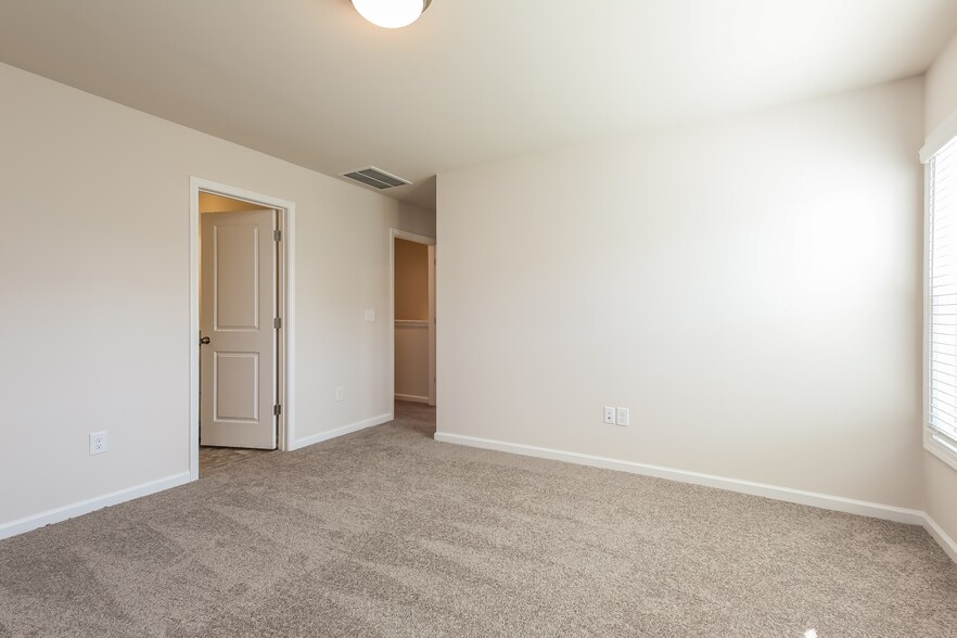 Building Photo - 10 Apricot Ln