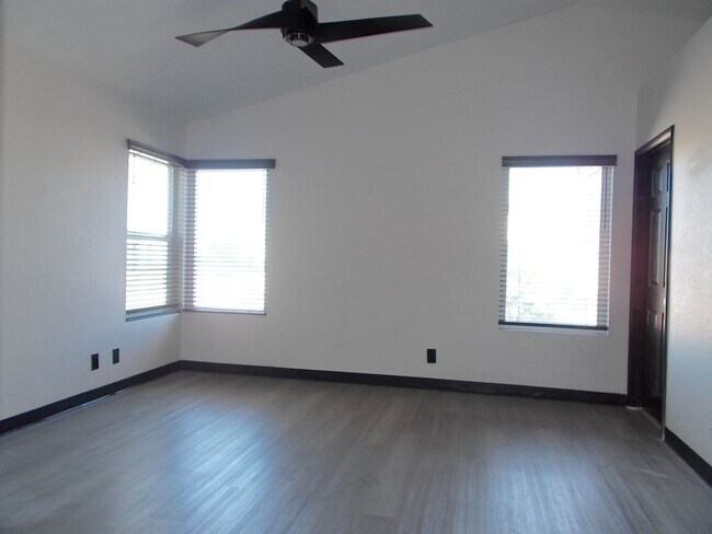 Building Photo - Spacious 4-Bed Home in Quiet Las Vegas Cul-de-Sac with Private Backyard