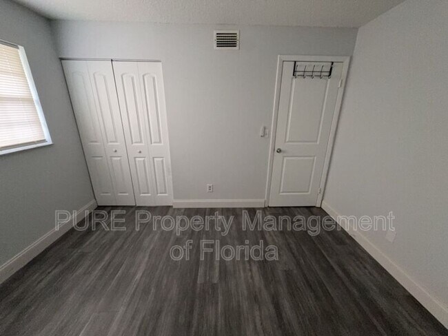 Building Photo - 454 Fairways Cir