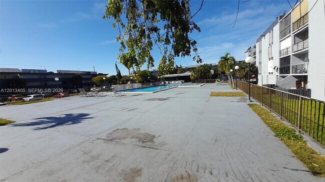 Building Photo - 310 Fontainebleau Blvd