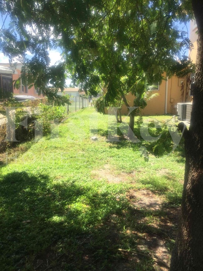 Building Photo - 1443 7th St