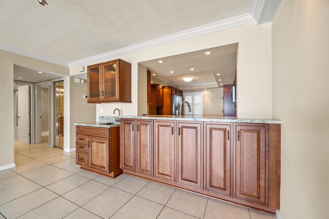 Building Photo - 995 N Hwy A1A