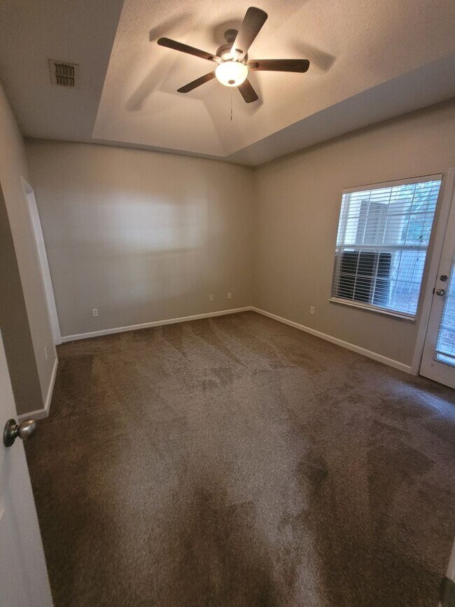 Building Photo - Newly renovated Three Bedroom Townhouse