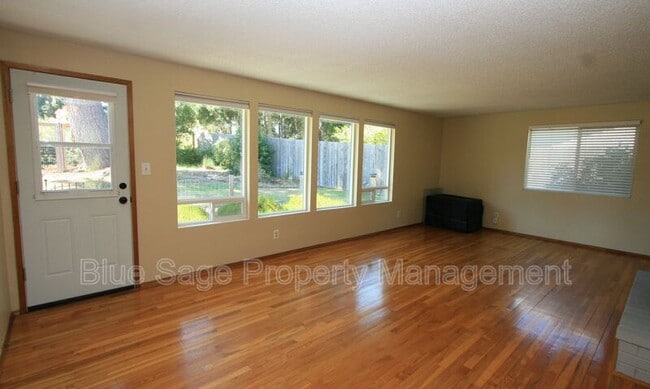 Building Photo - 131 Leslie Ln
