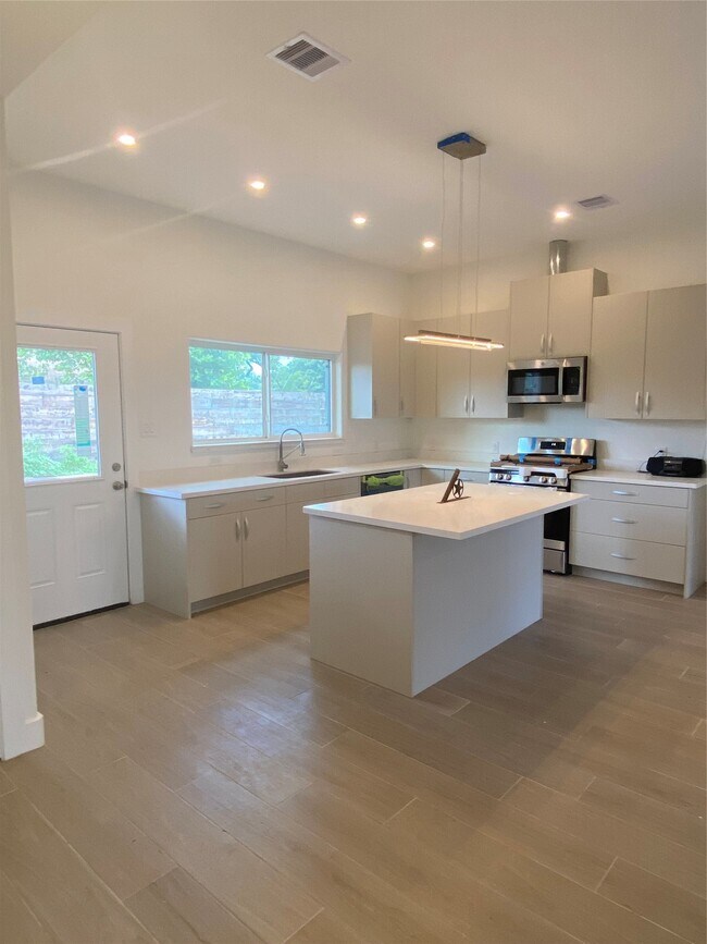 Building Photo - 8502 Alcott Dr