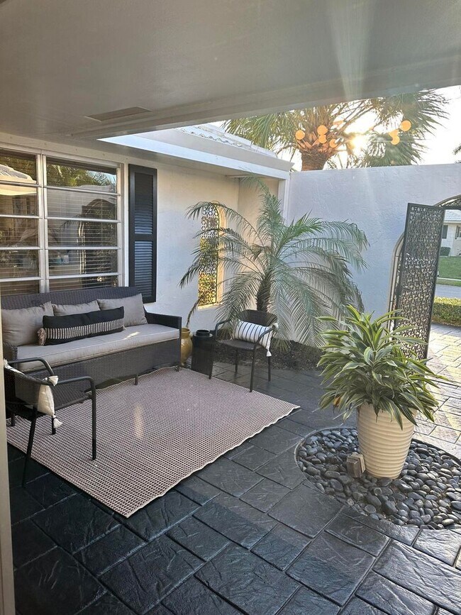 Building Photo - 1080 Walnut Terrace