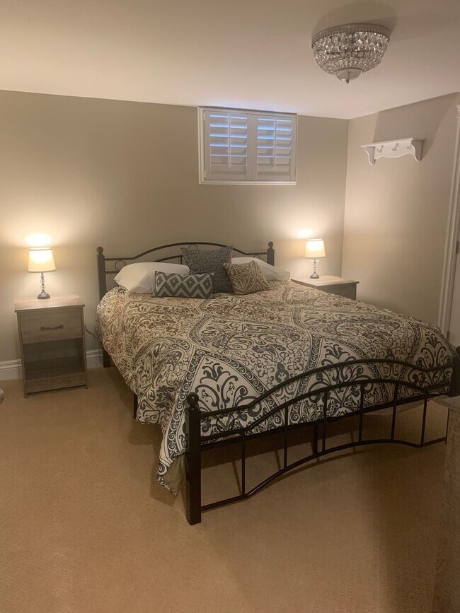 Building Photo - STUNNING 4 bd. 2 bath Executive Sunnyside ...