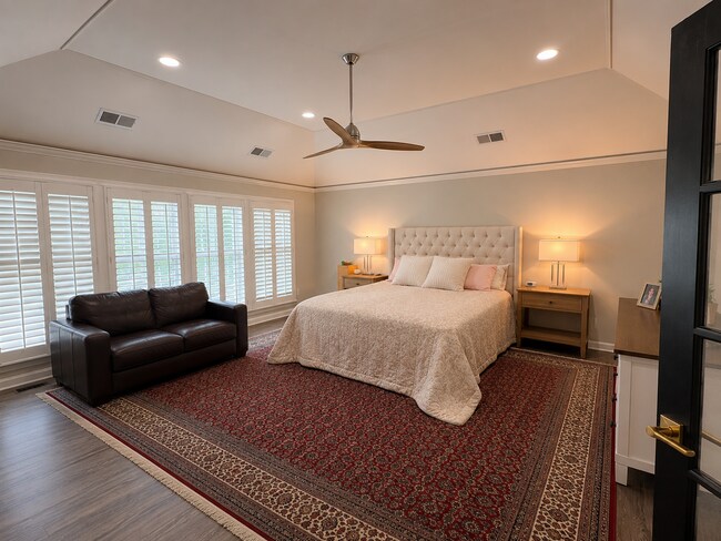Building Photo - Renovated Home In The Heart Of East Memphis! Fully Fenced Backyard! No Carpet!