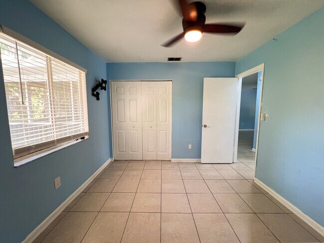 Building Photo - 2BR/1BA Flat Biking/Walking Distance to UF...