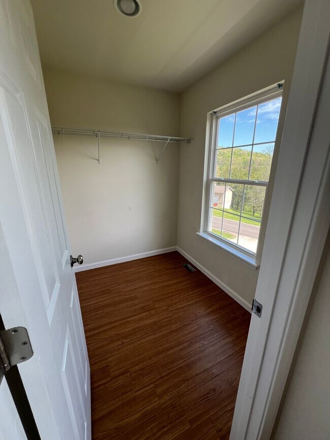 Building Photo - 3 bed, 2 bath, 2 car garage Home on 5 Acres