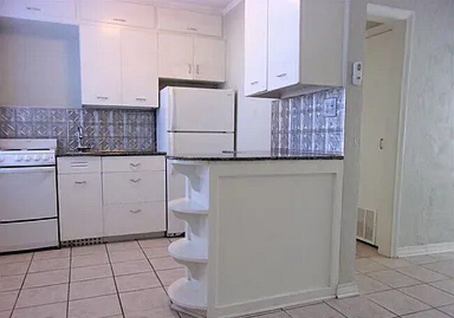 Building Photo - Updated 1-Bedroom in the Heart of the Plaz...