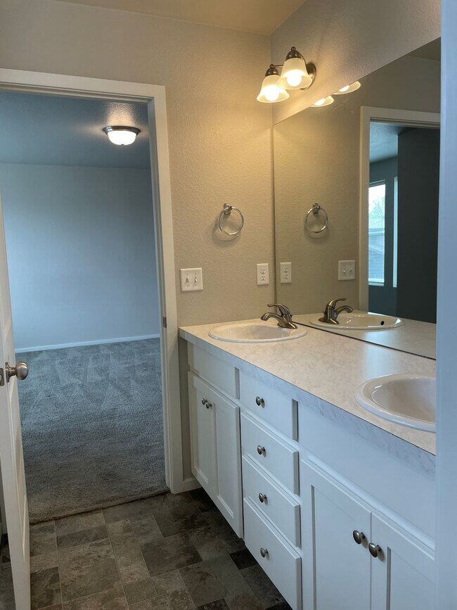 Building Photo - Luxury Rowhouse w/ 2-Car Garage in NE Ft. Collins