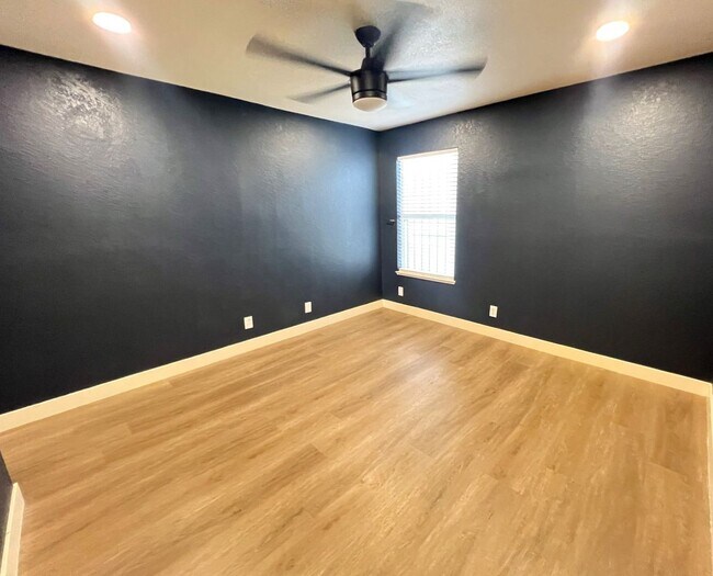 Building Photo - Recently remodeled 2-bed, 2-bath unit for rent in North Las Vegas!