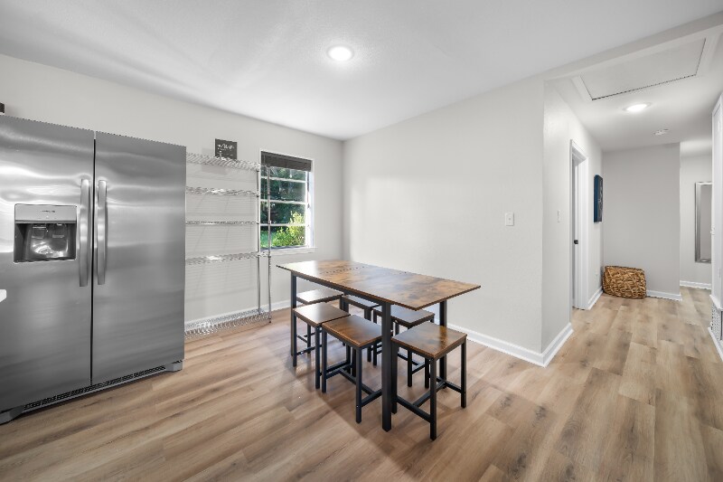 Building Photo - 1528 E Devine St