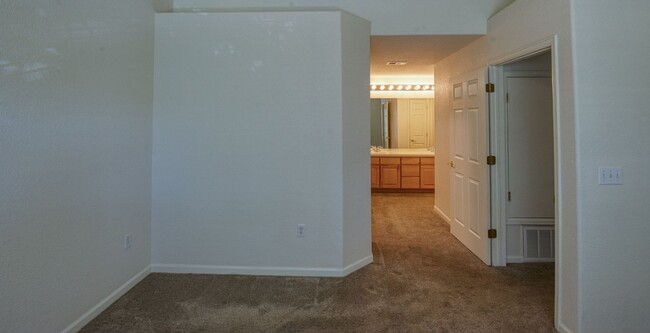 Building Photo - Immaculate Top-Floor 2 Bedroom Condo For R...