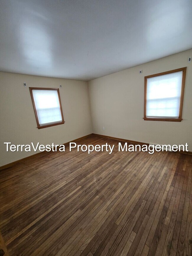 Building Photo - Available 1/2026! 6 Bedroom College Rental 2 Kitchens!!