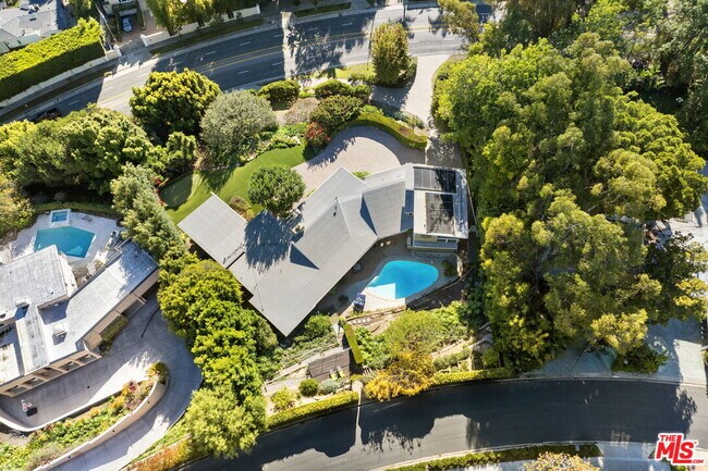 Building Photo - 11215 Sunset Blvd