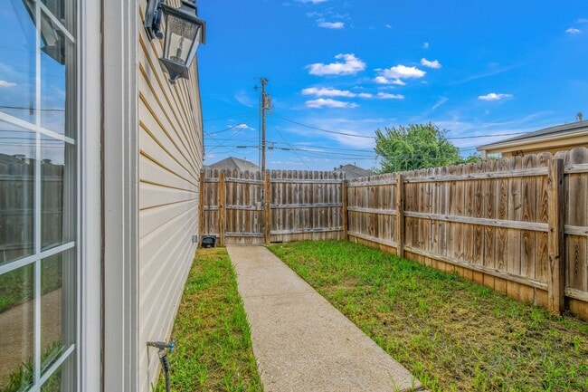 Building Photo - Precious 2/1 Townhome w/ Yard & Garage Available Now!