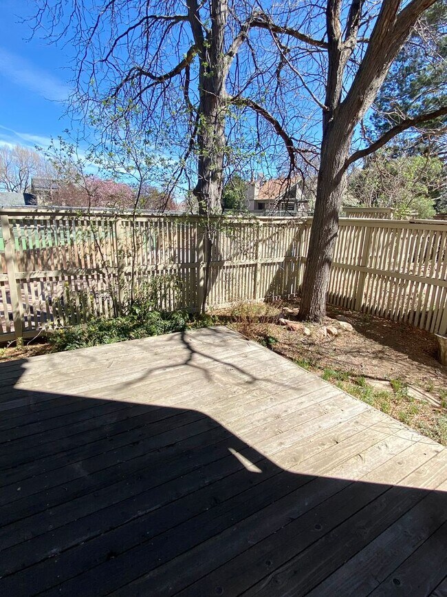 Building Photo - Sunlight and Stylish 3 Bedroom Townhouse by Wonderland Lake