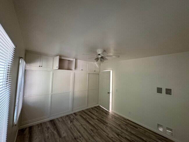 Building Photo - 416 E Cypress St