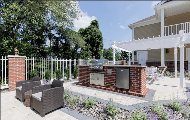 Building Photo - Luxury 1- & 2-Bedroom Apartments in Paramu...