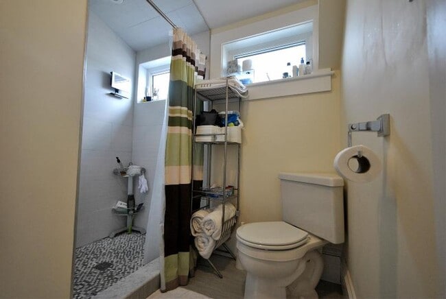 Building Photo - 2 Larose Pl